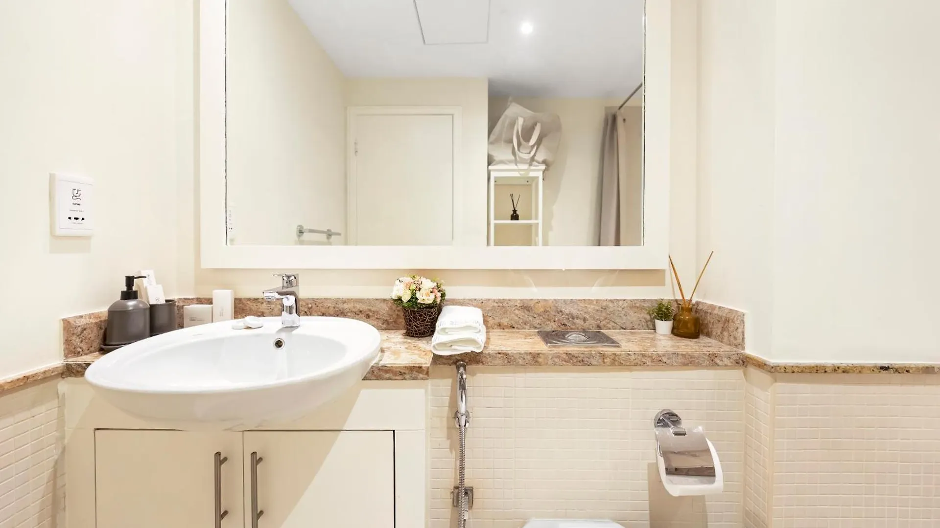 Elegant 1 Bedroom Apartment I Burj Khalifa & Fountain Views I Free Gym, Pool, Wi-Fi, Parking & Ps5 I By Skyline Serenity Dubai